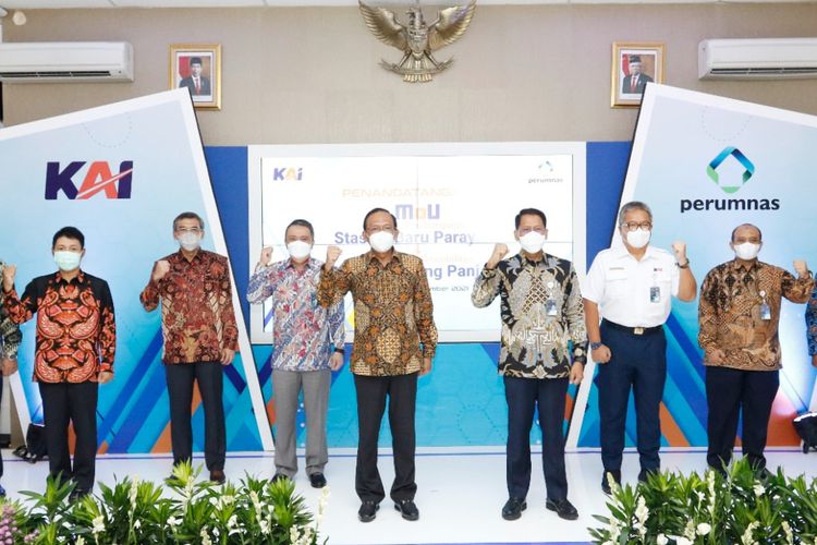 Seremoni penandatanganan nota kesepahaman antara PT Kereta Api Indonesia (Persero) dan Perum Perumnas di Jakarta, Jumat (10/12/2021). 