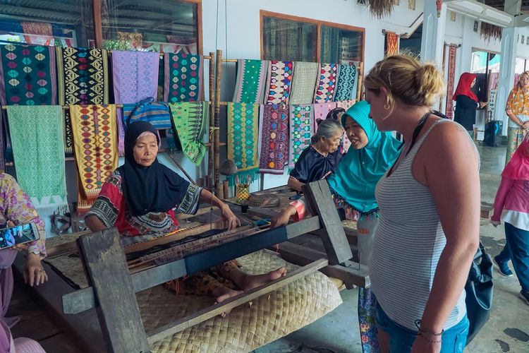 Tempat wisata bernama Desa Wisata Sukarara di Kabupaten Lombok Tengah, Nusa Tenggara Barat (dok. GoMandalika.com | Dinas Pariwisata dan Kebudayaan Lombok Tengah)