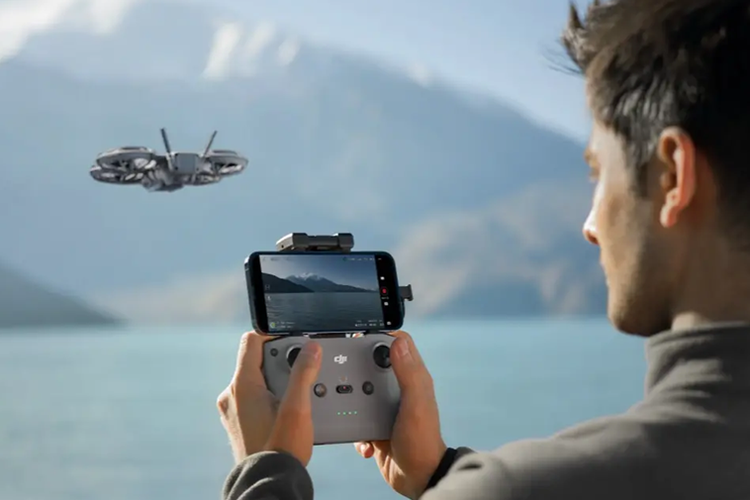 DJI Neo 2 kini dibekali sistem kontrol gestur yang memungkinkan pengguna menyesuaikan posisi dan jarak drone hanya dengan menggerakan tangan. Drone juga bisa dikontrol lewat suara, aplikasi mobile, dan remot.

