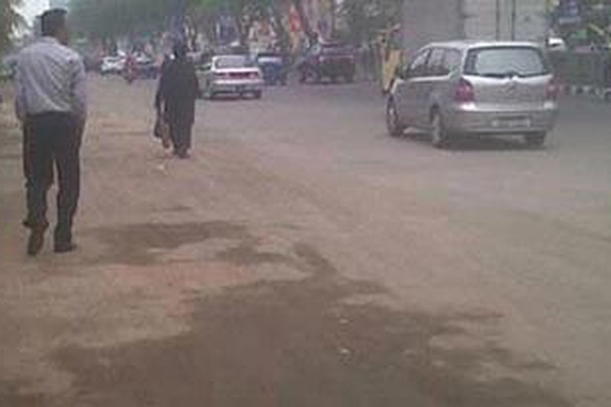 Jalan Boulevard Raya, Kelapa Gading, Jakarta Utara, salah satu venue akses yang akan dilalui kontingen Sea Games, kondisinya berdebu.