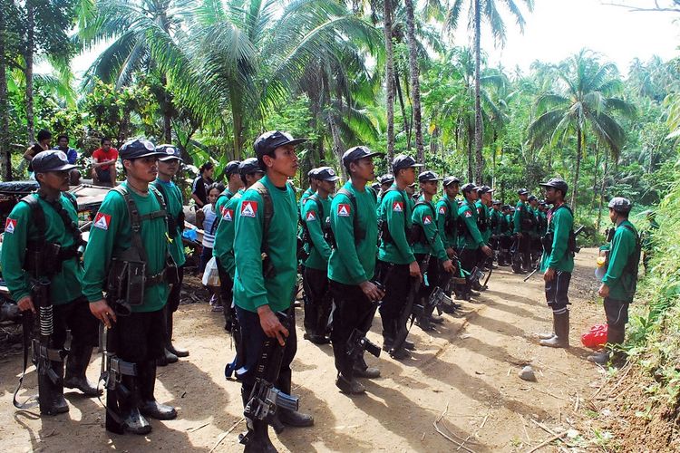 Dalam foto yang diambil pada 26 Desember 2009, Tentara Rakyat Baru (NPA) berbaris di sebuah lokasi rahasia saat peringatan 41 tahun berdirinya Partai Komunis Filipina.