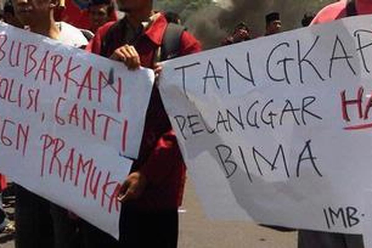 Sekitar 100 mahasiswa di Kabupaten Sukoharjo, Jawa Tengah, Senin (26/12/2011) menggelar unjuk rasa memprotes kekerasan di Bima, NTB.