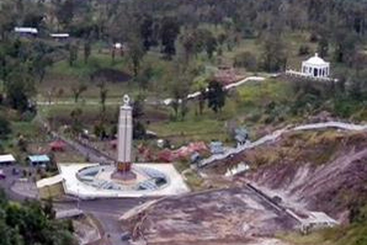 Pemandangan dari puncak kedua Bukit Kasih yang terdiri dri rumah ibadat lima agama di Indonesia.