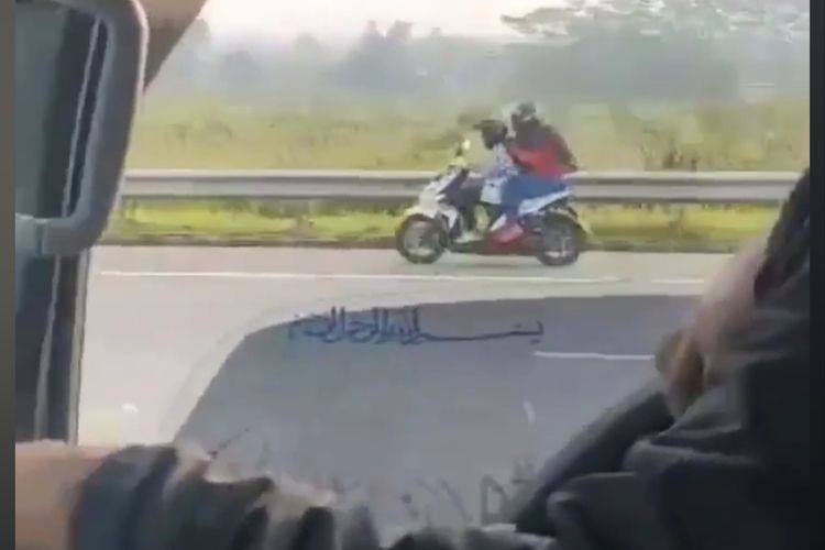 Tangkapan layar video pengendara roda dua ibu-ibu masuk area jalan tol Singosari.