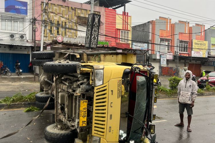 Hindari Motor, Truk Berpenumpang 19 Orang Terguling di Jalan Abepura–Sentani Jayapura
