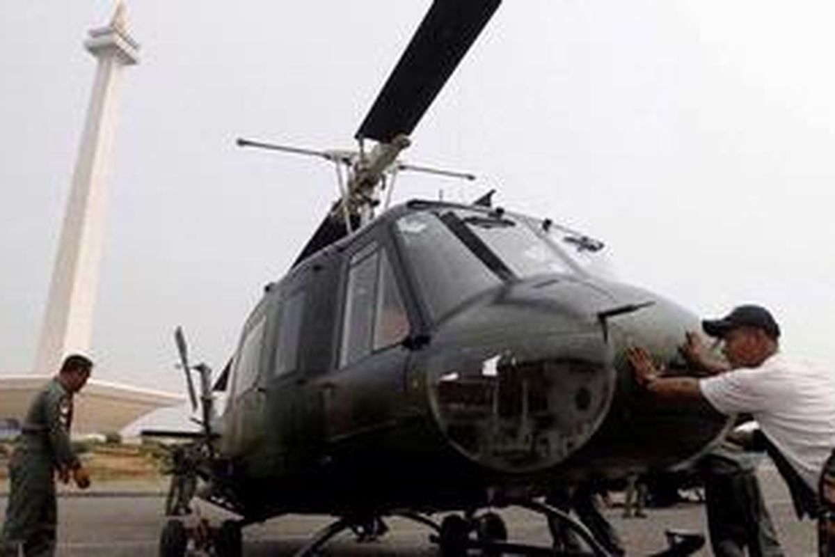 Ilustrasi: Anggota TNI Angkatan Darat menyiapkan helikopter Bell 205 di kawasan Monumen Nasional, Jakarta, Rabu (3/10/2012). Persiapan ini dalam rangka pameran alutsista menyambut HUT TNI ke-67 yang berlangsung 6-8 Oktober 2012. KOMPAS IMAGES/KRISTIANTO PURNOMO