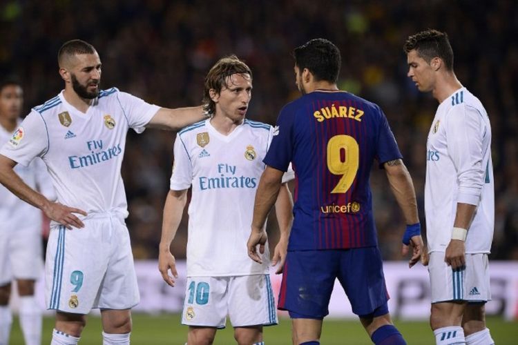 Luis Suarez tampak adu mulut dengan Luka Modric disaksikan Karim Benzema dan Cristiano Ronaldo saat Barcelona menjamu Real Madrid dalam laga bertajuk El Clasico di Camp Nou, 6 Mei 2018. 