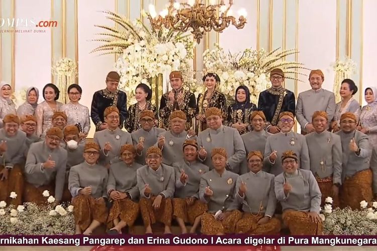 Menteri Kabinet Indonesia Maju melakukan foto bersama dengan pengantin Kaesang Pangarep dan Erina Gudono, di Pura Mangkunegaran, Minggu (11/12/2022). 