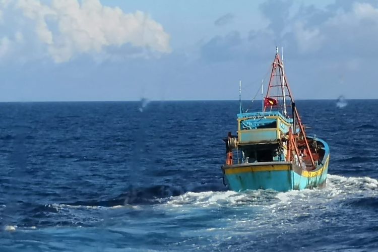 Perairan laut yang diukur dari garis pantai terluar sejauh 200 mil ke arah laut lepas adalah