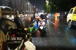 Banyak Motor Mogok Usai Nekat Terobos Banjir di Jalan Arjuna Selatan