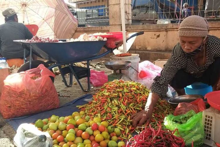 Pedagang cabai pasar Wamanggu menjual cabai dengan harga Rp.200.000,- per kilo gram.