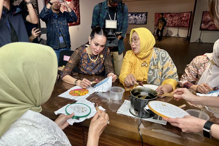 Anggota Solidaritas Perempuan untuk Indonesia (Seruni) saat mengunjungi Pameran Akulturasi Batik Peranakan, di Menara Kompas, Jakarta Pusat, Rabu (13/5/2026).