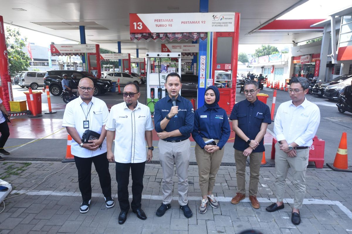VP Corporate Communication PT Pertamina (Persero) Fadjar Djoko Santoso beserta manajemen Subholding Pertamina Group melakukan Press Conference menyambut Nataru 2023 di SPBU Pertamina Abdul Muis, Kamis (14/12).