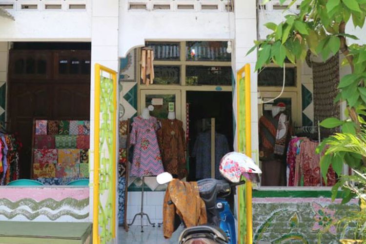 Salah satu sanggar batik rumahan di Kampung Batik Semarang yang menyediakan aneka sandang dan suvenir batik, Jumat (16/6/2017).