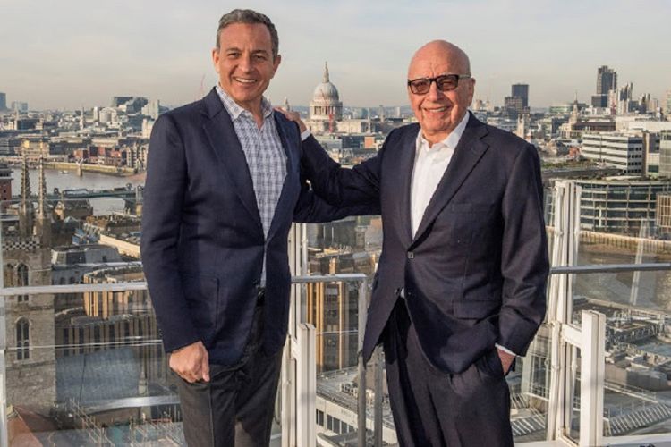 Chairman and Chief Executive Officer, The Walt Disney Company, Bob Iger (kiri) dan Chairman of 21st Century Fox Rupert Murdoch (kanan)
