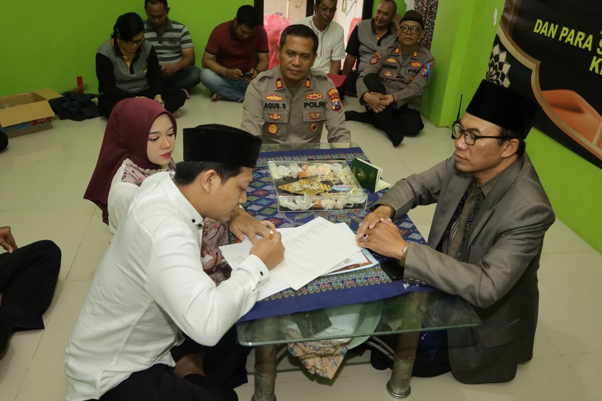 Prosesi pernikahan tahanan Polsek Rungkut, Rabu (19/2/2025).