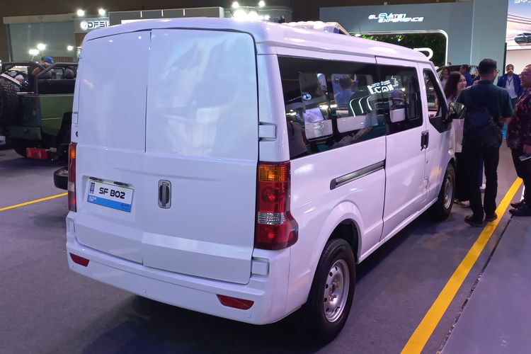 Mini van listrik buatan MAB, SF B02, dipamerkan di PEVS 2025