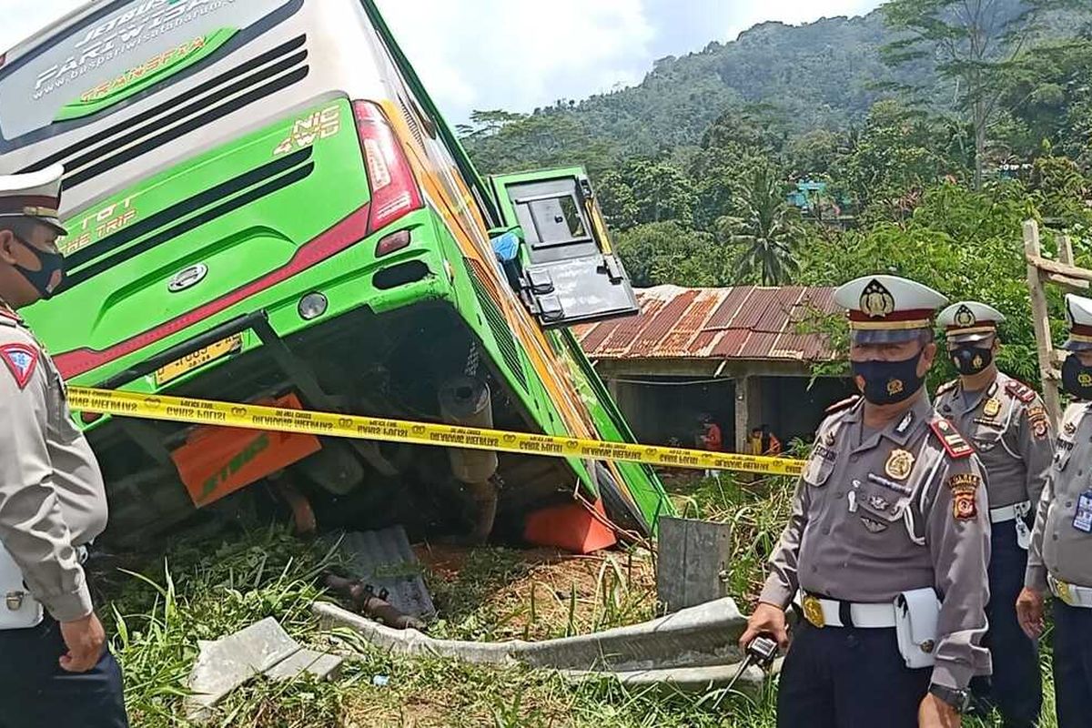 Satlantas Polres Tasikmalaya langsung memasang garis polisi guna penyelidikan kecelakaan bus masuk jurang di Jalan Pamijahan, Kecamatan Bantarkalong, Kabupaten Tasikmalaya, Selasa (10/11/2020) dini hari tadi. a