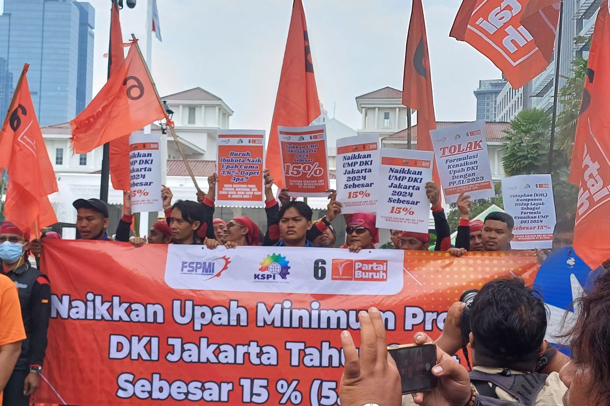 Massa aksi dari Partai Buruh menggelar aksi demonstrasi menuntun kenaikan UMP DKI Jakarta 2024 sebesar 15 persen, Selasa (28/11/2023).