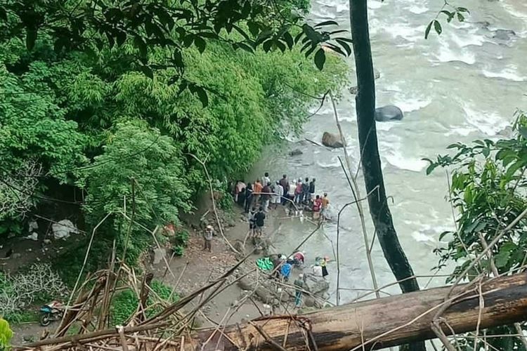 Proses evakuasi korban kecelakaan bus Sriwijaya rute Bengkulu-Palembang yang masuk ke jurang  Liku Lematang, Desa Prahu Dipo, Kecamatan Dempo Selatan, kota Pagaralam, Sumatera Selatan, Selasa (24/12/2019).