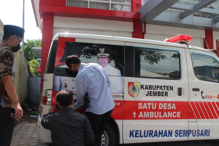 Pasien yang datang ke RSD dr Soebandi terpaksa harus dirawat di ambulans karena ruang isolasi dan tenda darurat penuh