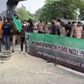 Demo Tolak Kenaikan Harga BBM, Mahasiswa Bakar Ban di Kolong Flyover Pasar Rebo