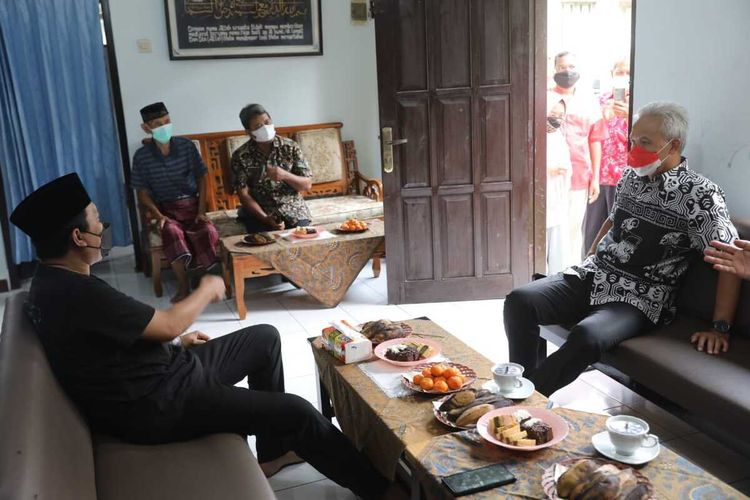 Gubernur Jawa Tengah Ganjar Pranowo menjenguk Kepala Desa Gumingsir, Aji, yang tengah menjalani pemulihan pascasakit, Rabu (19/1/2022).