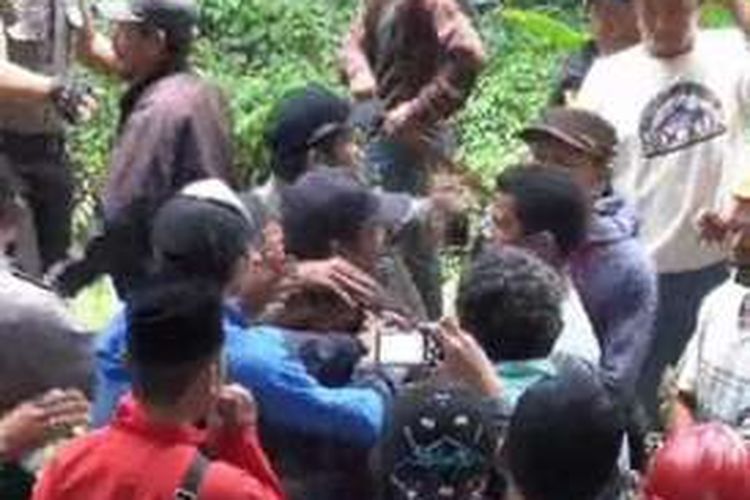 Terlibat rebutan lahan ribuam hektar, ratusa warga dan karyawan perusahaan terlibat konplik di lokasi sengekta dio Mamuju utara Sulawesi bara, Senin  (14/3). Kedua kelompok nyaris terlibat salng bacok menggunakan samurai dan parang panjang. 