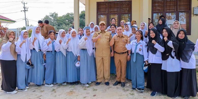 Anak-anak sekolah menengah atas (SMA) di Kabupaten Siak yang menerima bantuan pendidikan dari Pemerintah Kabupaten (Pemkab) Siak tengah berfoto bersama. 