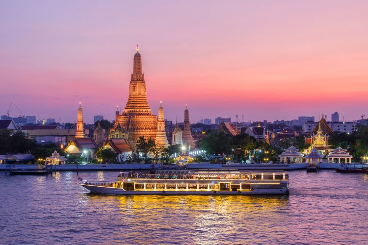 Menyusuri Sungai Chao Praya menggunakan perahu. 