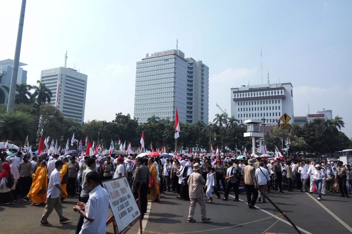 Massa aksi bela Rohingya mulai memadati kawasan Bundaran Patung Kuda, Jakarta Pusat, Sabtu (16/9/2017).