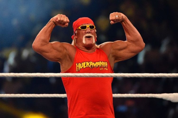 Legenda gulat Hulk Hogan menyapa penonton dalam perhelatan World Wrestling Entertainment (WWE) Crown Jeweldi King Saud University Stadium di Riyadh, Jumat (2/11/2018). (AFP/Fayez Nureldine)