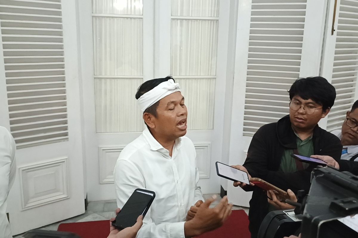 Gubernur Jabar, Dedi Mulyadi ketika diwawancarai oleh awak media di Gedung Pakuan, Kota Bandung, Rabu (23/4/2025) malam.