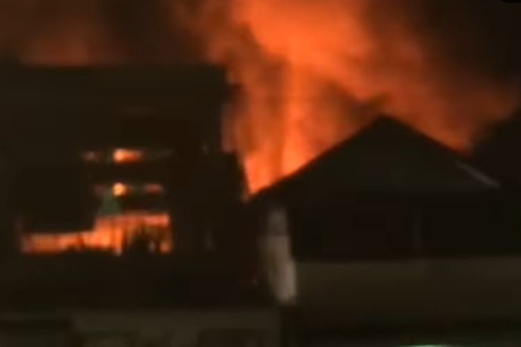 Kebakaran menghanguskan 3 rumah di Banjarmasin, Kalsel, pada Kamis (28/12/2023) dinihari. Kejadian itu mengakibatkan seorang relawan pemadam kebakaran tewas tersengat listrik.