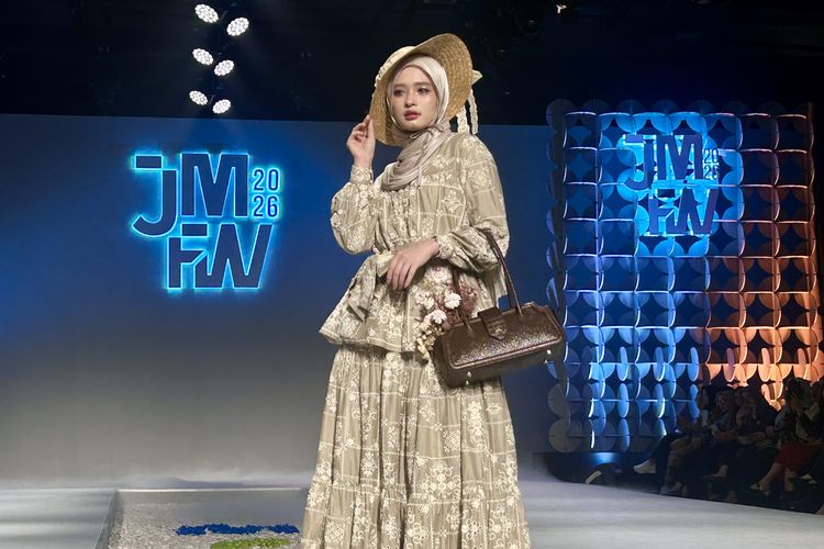 Penyanyi Inara Rusli tampil dalam Busana koleksi Ayu Dyah Andari bertajuk ‘Sora’ di Jakarta Modest Fashion Week 2026, di Jakarta Selatan, Kamis (7/11/2025).