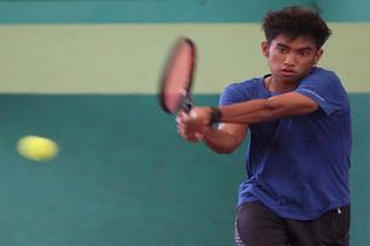 Petenis Ekky Hamzah mengikuti seleksi tim Davis di Lapangan Tenis Bulungan, Jakarta, Selasa (8/1/2013). Delapan petenis, yaitu Christopher Rungkat, Elbert Sie, Wisnu Adi Nugroho, David Agung Susanto, Ekky Hamzah, Ketut Nesa Artha, Hendri Susilo, dan Indra Gunawan dipanggil seleksi untuk memperkuat tim Piala Davis yang akan berlaga di Jepang, Februari mendatang.
