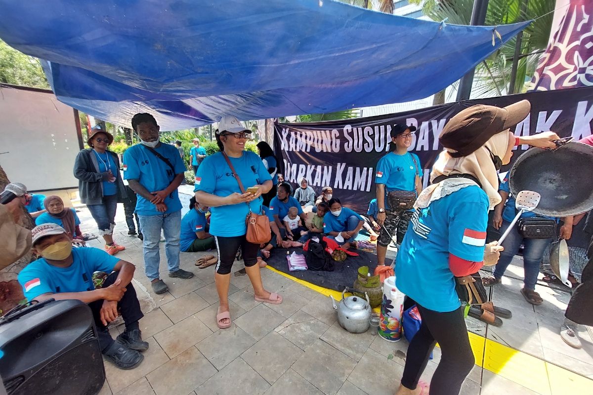 Warga gusuran Jakarta International Stadium alias warga Kampung Bayam saat menggelar unjuk rasa di Balai Kota DKI Jakarta, Jakarta Pusat, Kamis (1/12/2022) siang.