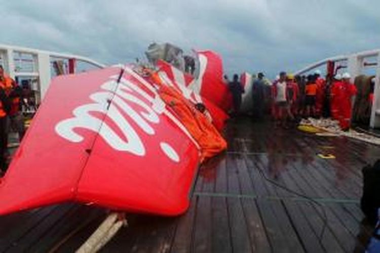 Tim penyelam gabungan dari TNI Angkatan Laut memeriksa bagian ekor pesawat AirAsia QZ8501 di dek kapal Crest Onyx milik SKK Migas, di perairan Selat Karimata, Pangkalan Bun, Kalimantan Tengah, Sabtu (10/1/20150