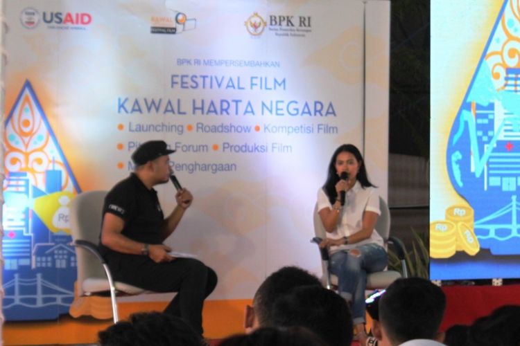 Sineas Lola Amaria (Kanan) berbagi lmu kepada peserta roadshow Festival Film Kawal Harta Negara yang diselenggarakan oleh BPK RI di Museum BPK Kota Magelang, Kamis (23/3/2017)
