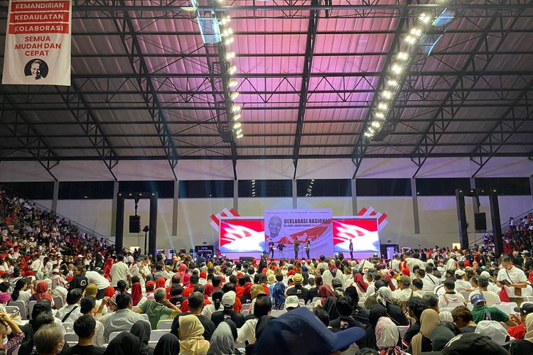 Relawan Jokowi berkumpul di Basket Hall Gelora Bung Karno, Senayan, Jakarta Pusat, pada Sabtu (3/6/2023). Mereka mendeklarasikan Gubernur Jawa Tengah Ganjar Pranowo sebagai bakal capres pada Pilpres 2024.