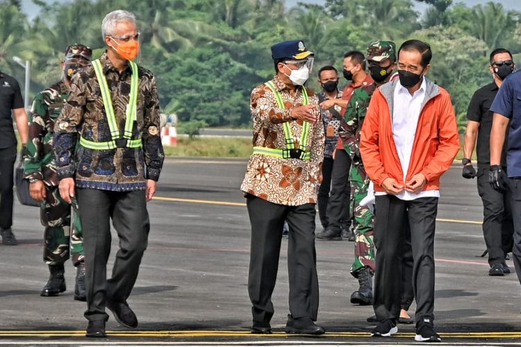 Menteri Perhubungan Budi Karya Sumadi mendampingi Presiden RI Joko Widodo meninjau Bandara Jenderal Besar Soedirman, Jumat (11/6/2121)