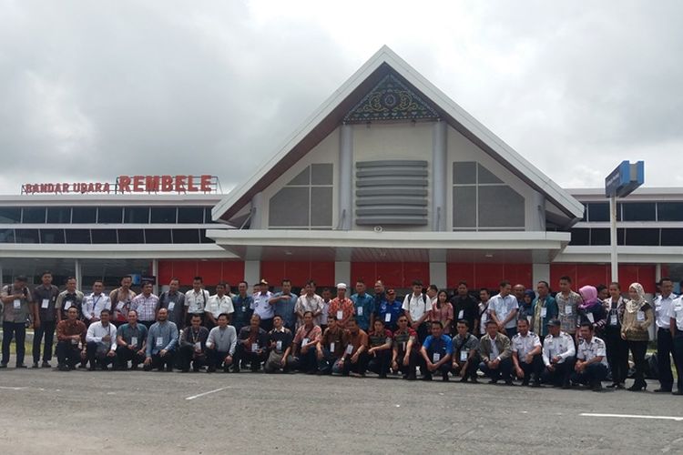 Para insan penerbangan dari empat provinsi, yakni Aceh, Sumatera Utara, Riau dan Kepulaiuan Riau yang dikomandoi Direktorat Jenderal Perhubungan Udara Kantor Otoritas Banda Udara Wilayah II Kementerian Perhubungan RI, saat foto bersam usai pembukaan Bimbingan Teknis Wildlife dan Bird Strike di Bandara Rembele, Bener Meriah, Aceh, (25/10/2017).