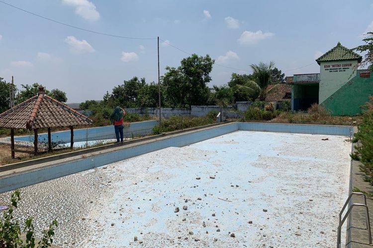 MANGKRAK—Inilah proyek kolam renang bernilai Rp 930 juta yang mangkrak di Dusun Mundu, Desa Gemarang, Kecamatan Gemarang, Kabupaten Madiun, Jawa Timur. 