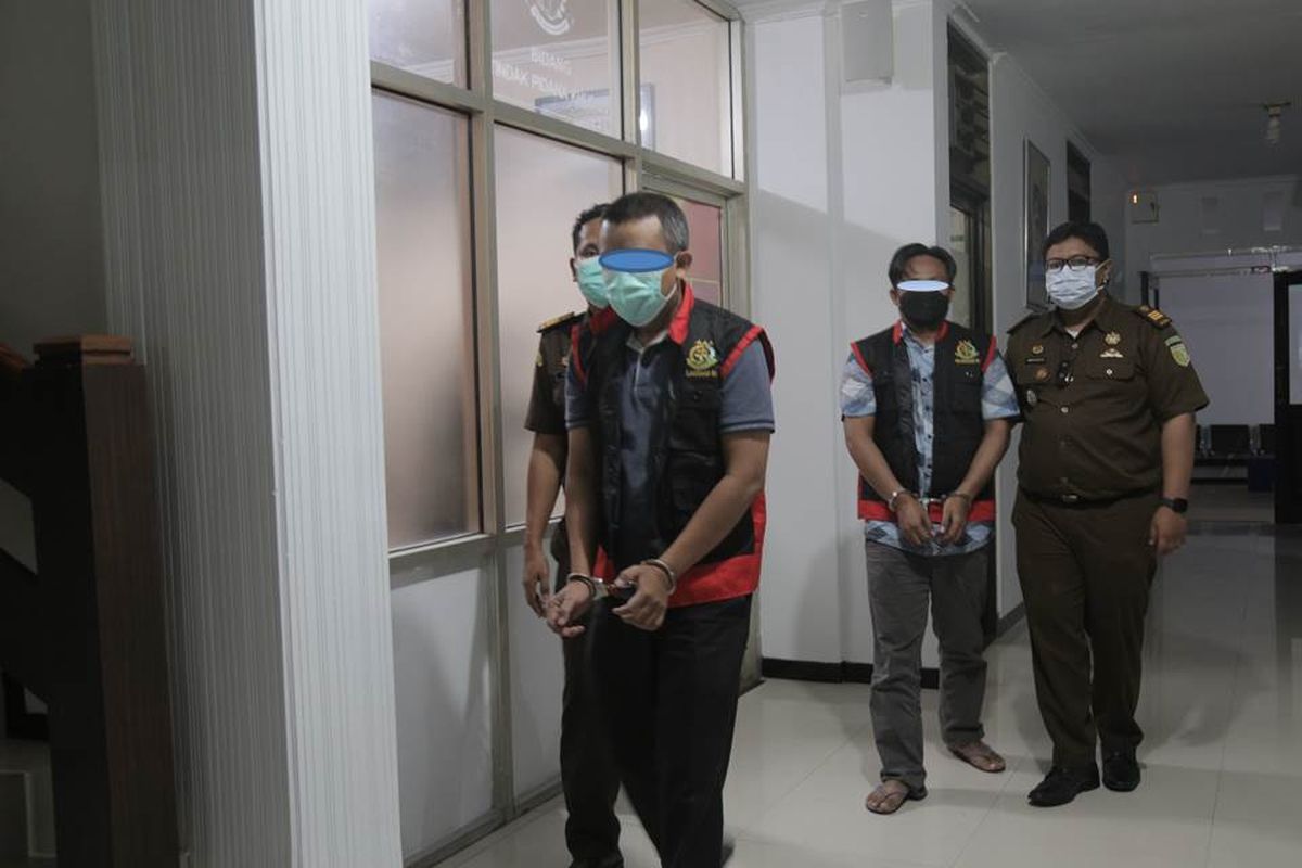 Kejari Jember menahan dua tersangka kasus dugaan korupsi pasar tradisional pada Senin (14/2/2022) 