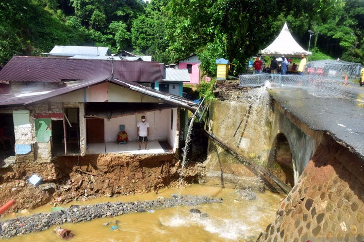 Seorang warga berdiri di dalam rumahnya yang rusak berat akibat longsor di daerah Jembatan Air Besar, Desa Holong, Kota Ambon, Maluku, Selasa (13/7/2021). Berdasarkan data Badan Penanggulangan Bencana Daerah (BPBD) Maluku, terdapat 10 titik longsor di Kota Ambon yang terjadi sejak awal pekan ini akibat tingginya curah hujan, sehingga merusak bangunan milik warga dan fasilitas umum. 