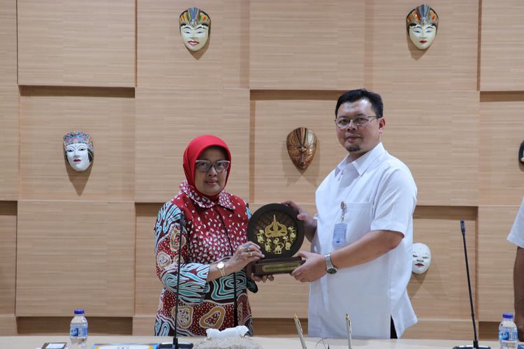 Rektor IP Trisakti Fetty Asmaniaty dan Direktur Keuangan, Management Resiko dan SDM PT. TWC Borobudur TMII Muhammad Nur Shodik.  
