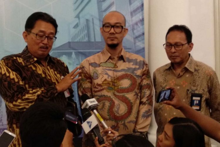 Direktur Bisnis Bank DKI Antonius Widodo Mulyono dan Ketua Perkumpulan Gerakan OK OCE Faransyah Jaya di Balai Kota DKI Jakarta, Kamis (15/2/2018).