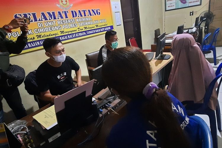 Polisi menunjukkan komplotan copet wanita yang berhasil ditangkap dan belasan HP hasil curiannya di Polsek Cihideung, Polresta Tasikmalaya, Selasa (29/6/2021).