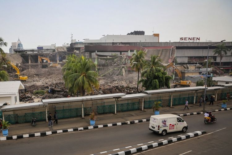 Petugas merobohkan bangunan menggunakan alat berat saat proyek revitalisasi Pasar Senen di Jakarta Pusat, Selasa (12/9/2017). Pemerintah Provinsi DKI Jakarta akan merevitalisasi Pasar Senen Blok I dan Blok II yang terbakar pada Januari 2017 dengan anggaran sebesar Rp116,9 miliar.