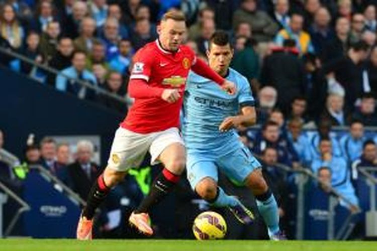 Penyerang Manchester United, Wayne Rooney, dibayang-bayangi bomber Manchester City, Sergio Aguero, saat kedua tim bertemu dalam lanjutan Premier League, di Stadion Etihad, Minggu (2/11/2014). 